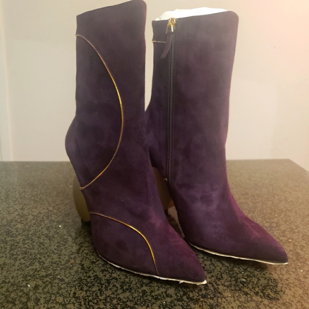 One pair of brand new Tori Soudan Julie ankle boots